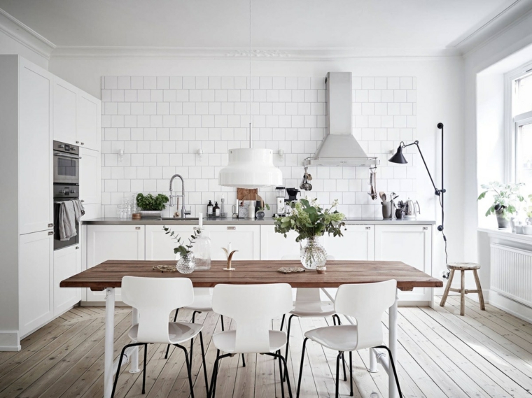 cocinas blancas diseño suelos maderas fuentes