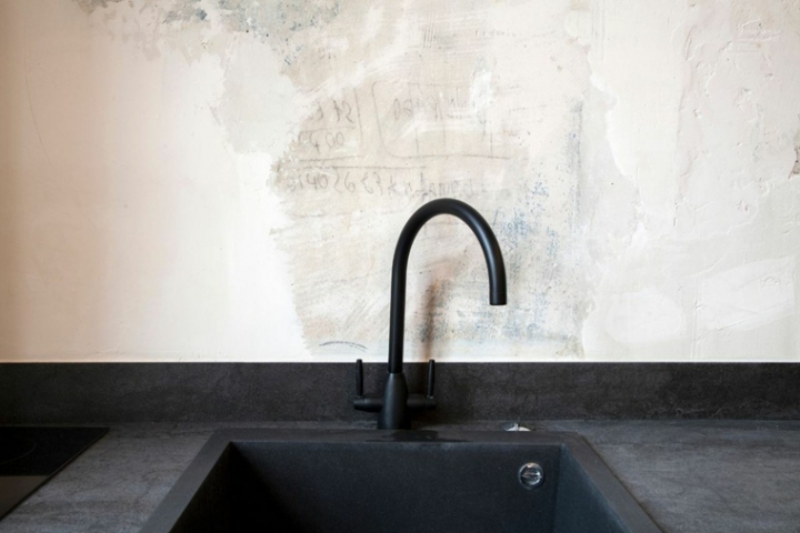 Cubo multifuncional prefabricado en un apartamento de París