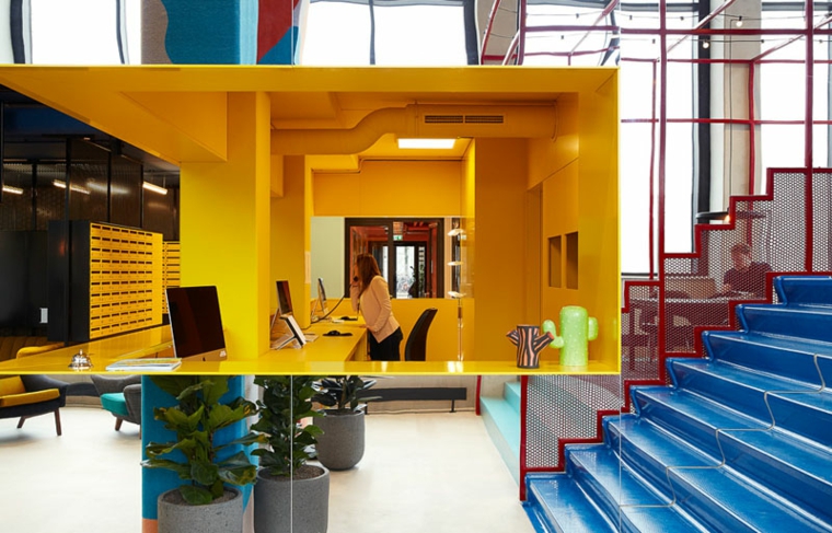 decoracion de interiores recepcion amarillo escalones