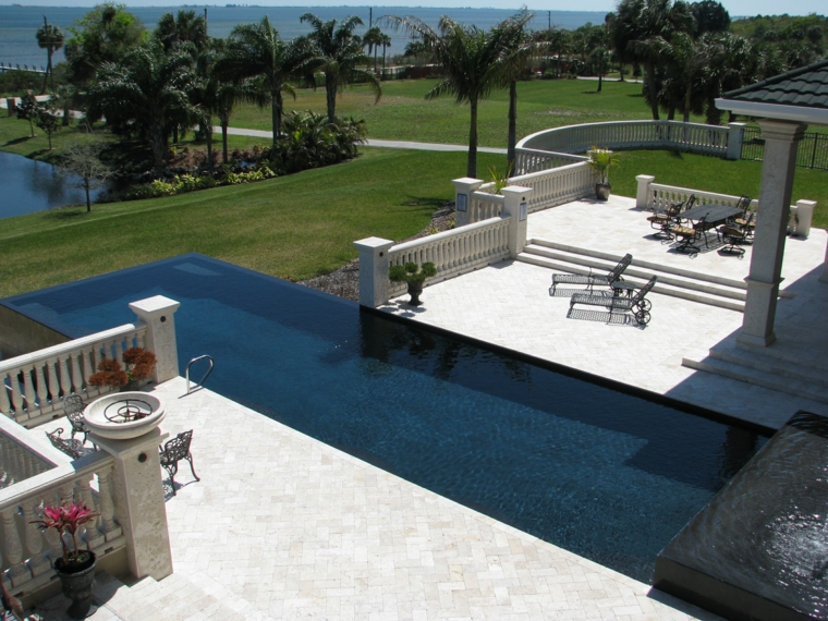 diseno-contemporaneo-piscina-infinita-jardin-amplio