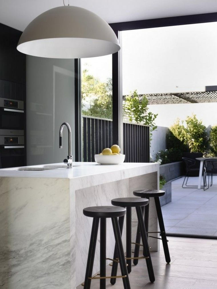 cocina con isla de mármol muy luminosa encimeras de cocina mármol Mim Design ideas