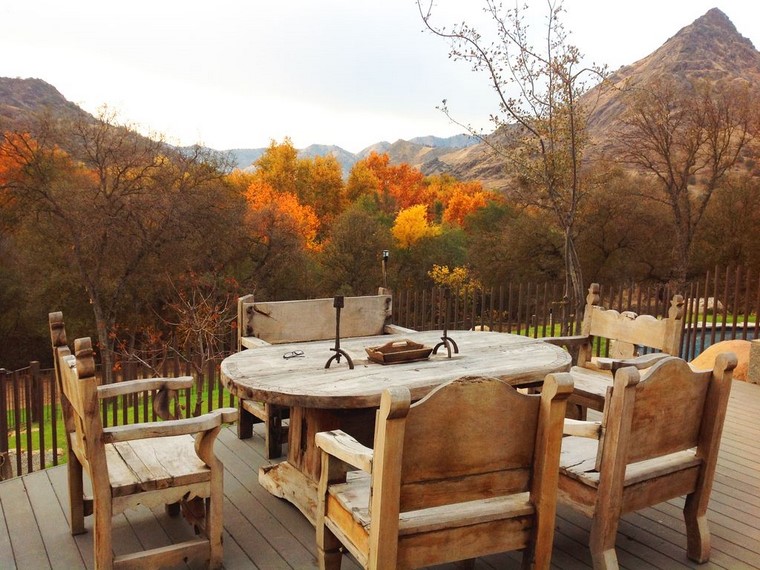 comedor rústico con muebles de madera fotos de jardines rústicos-comedor-sillones-madera