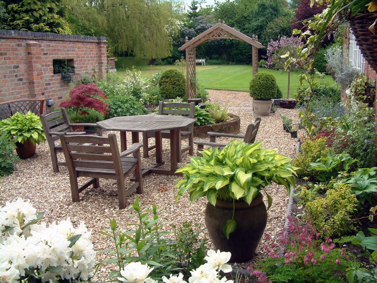 suelo de grava y plantas en macetas fotos de jardines rústicos-plantas-muebles-madera