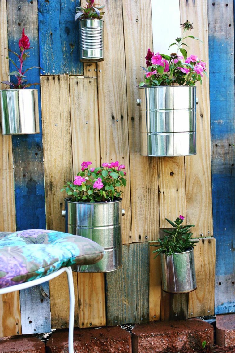 envases metalicos fijados a la pared de madera ideas-con-palets-pintado-envases-metalico-ructicos
