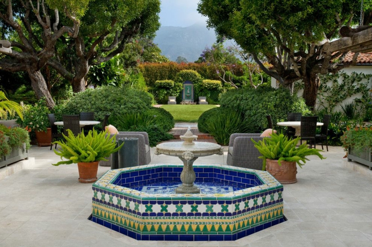 jardines mediterráneos-fuente-colorida-mosaico-grace-design-associates