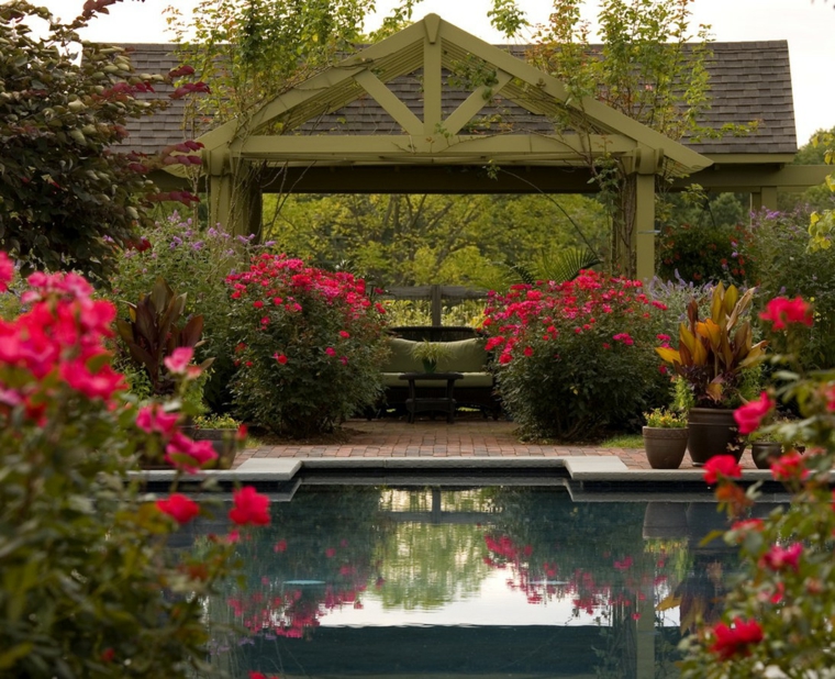 jardines-mediterraneos-pergola-flores-piscina