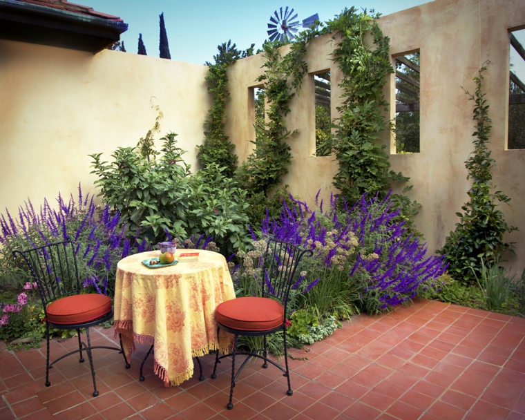 jardines mediterráneos-plantas-mesa-sillas-acero