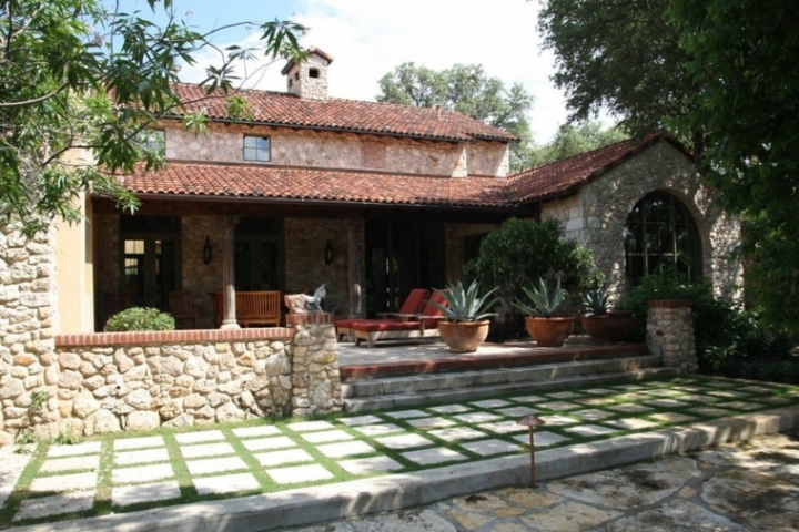 Jardines mediterráneos soleados brillantes y cómodos