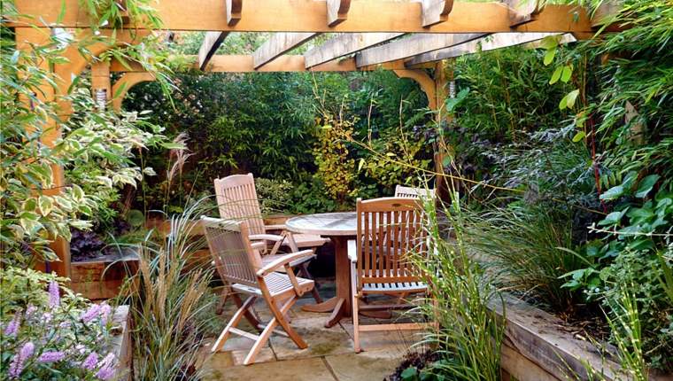 jardines-pequeños-ideas-exuberante-frondosos-sillas