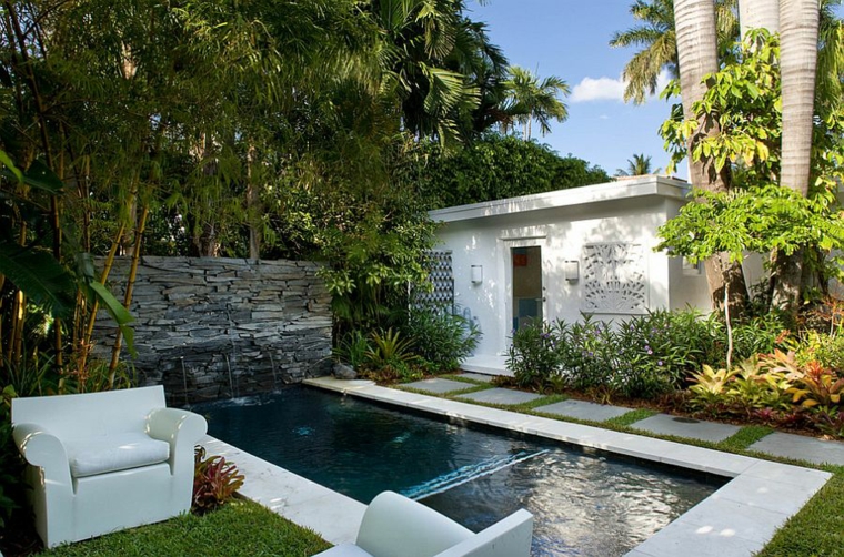 muebles blancos con estilo y senderos de hormigon jardines-piscinas-alargada-blanca-estilo-senderos-blanco