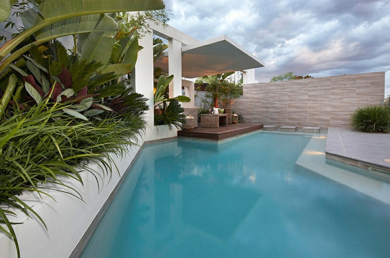 diseño casa moderna palmeras en los bordes jardines-piscinas-bordes-diseño-casa-moderna-palmeras