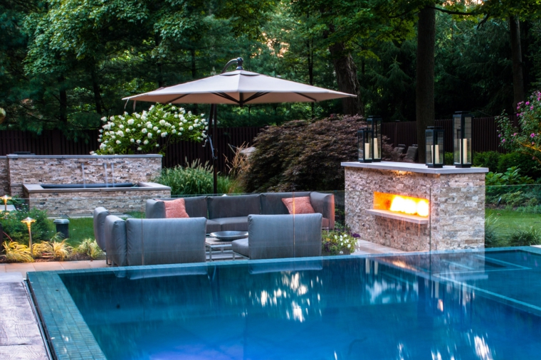 lamparas sombrilla en una zona de salon con chimenea jardines-piscinas-luces-estilo-lamparas-sombrilla-chimeneas