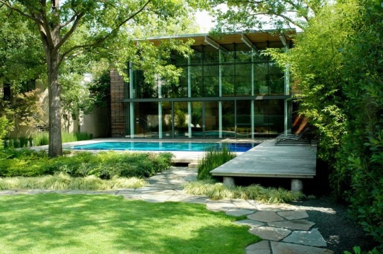 senderos arboles cercanos a toda la zona de la piscina jardines-piscinas-senderos-arboles-sombra-ideas-cristales