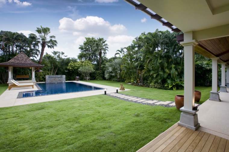 piscina en un espacio tropical con sendero jardines-piscinas-tropical-sendero-lajas-casas