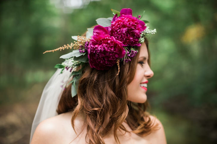 corona de flores bella y notable peinado boda novia decorado peonias ideas