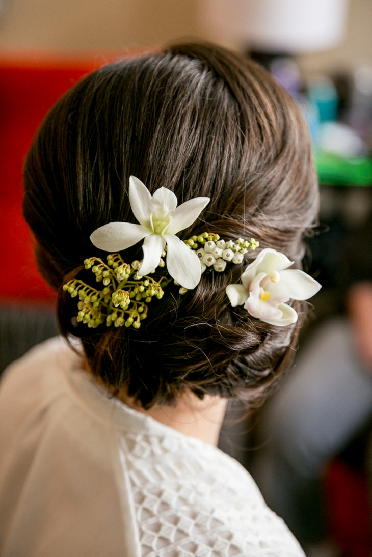 detalle elegante de flores blanca peinados para bodas flores recogido lado ideas