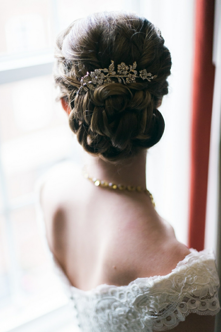 un recogido bellamente decorado peinados para bodas recogido bajo detalle cristales ideas