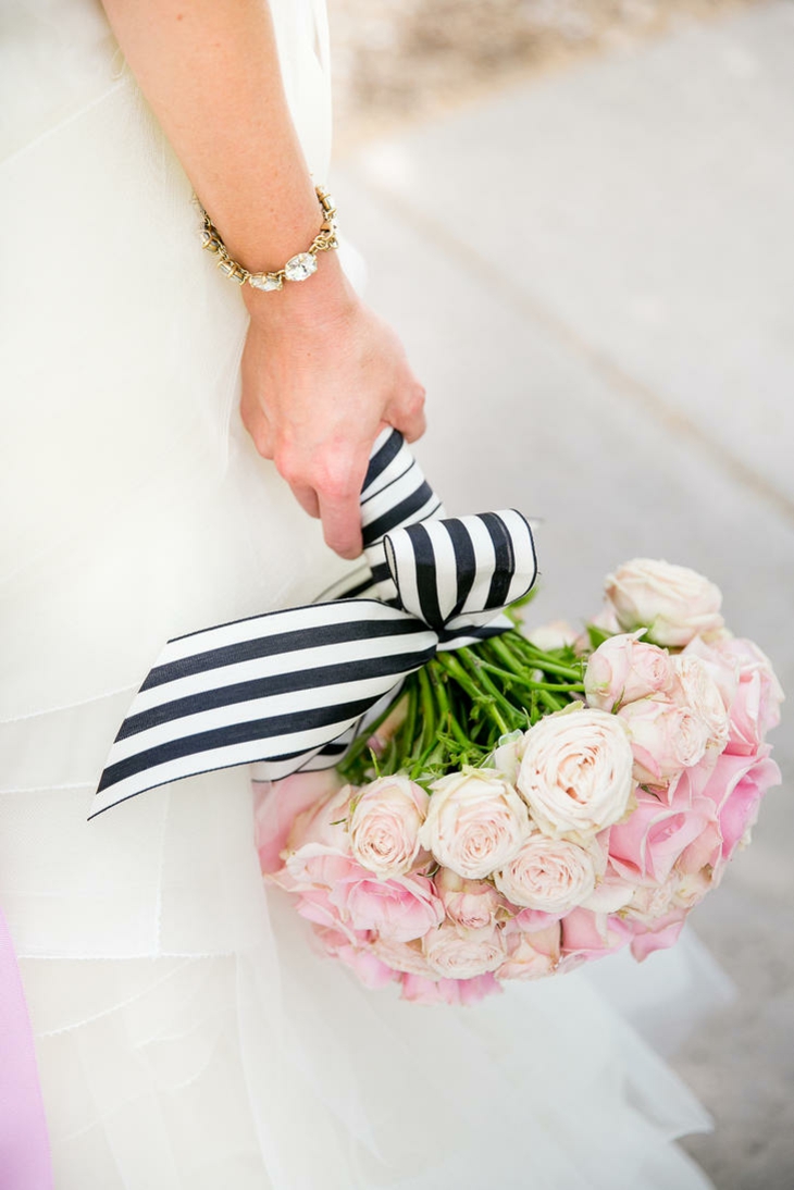 ramo simple y clásico ramo novia rosas bellas atado lazo blanco negro ideas