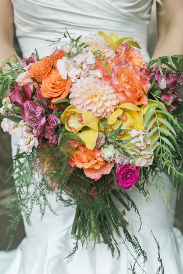 una combinacion inesperada de colores ramos de novia anemona coloridos naranja amarillo verde ideas