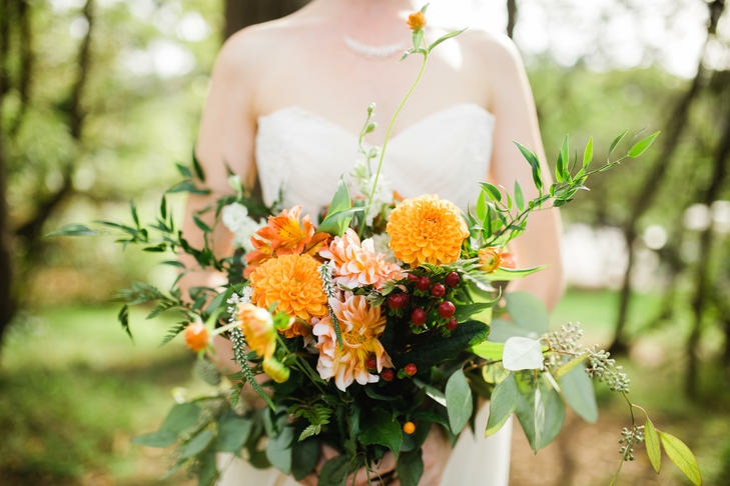 ramo de flores de color naranja ramos de novia bayas flores dalia ideas