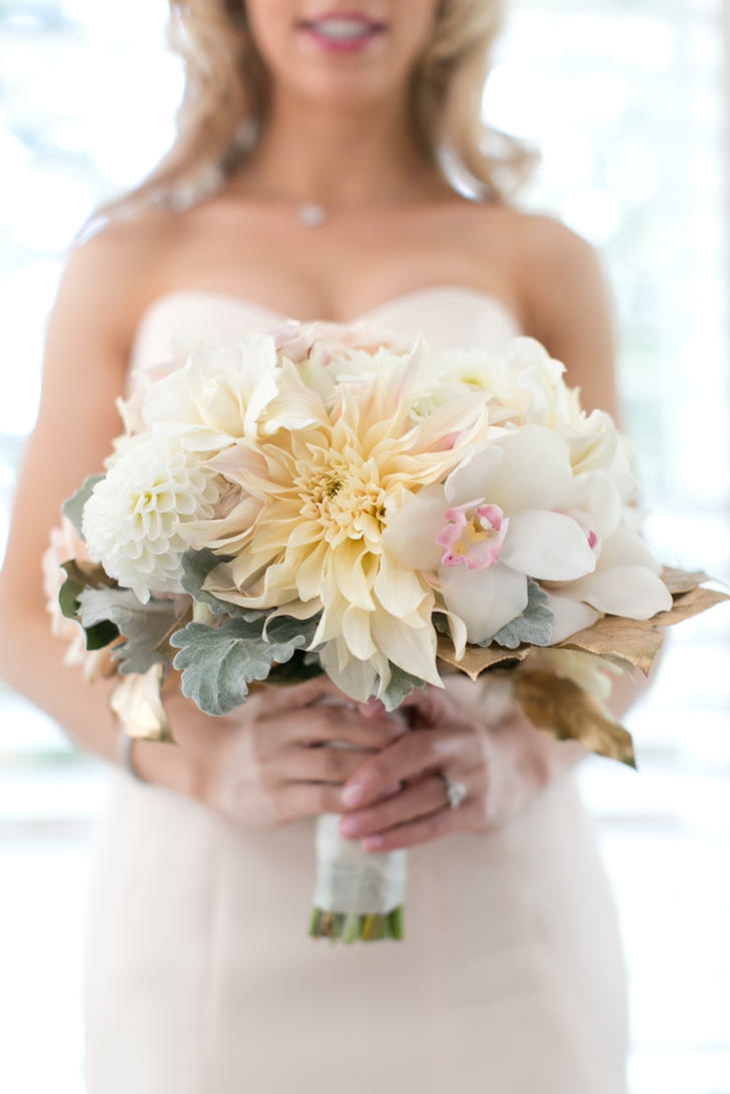 ramo de flores blancas atado con lazo blanco ramos de novia flor marfil flores blancas ideas
