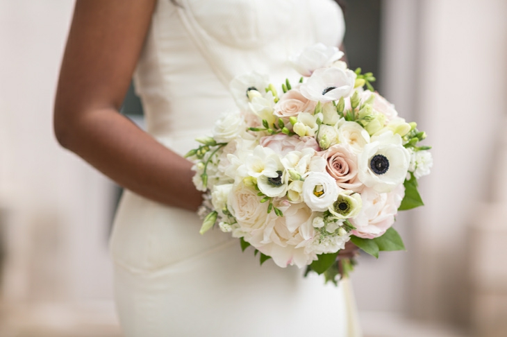 ramo al estilo clasico ramos novias rosas anemonas diseno estilo ideas