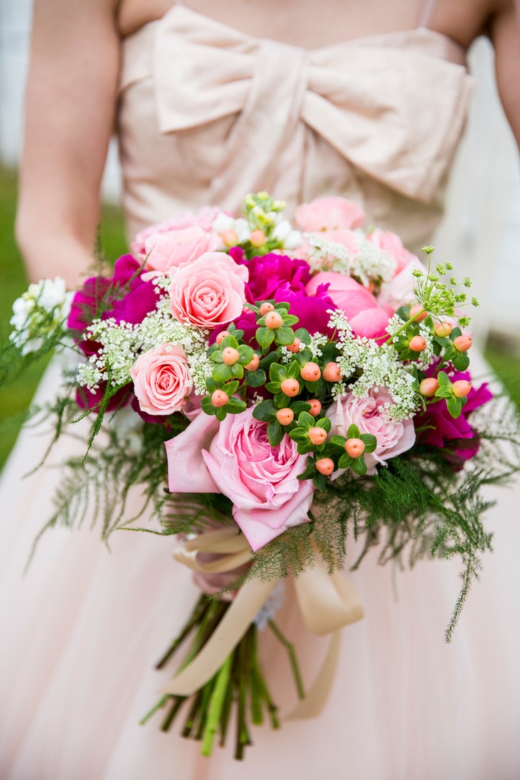 un ramo sintuoso rosas bayas diseno ramo floral estilo ideas
