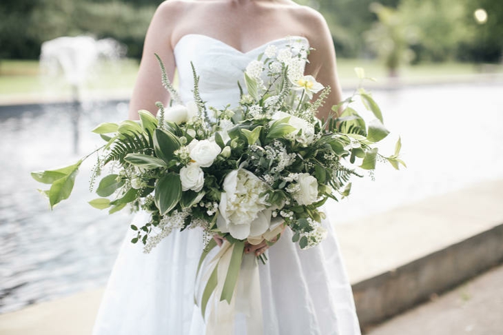 ramo con flores blancas y plantas verde blanco ramo novia natural peonias ideas