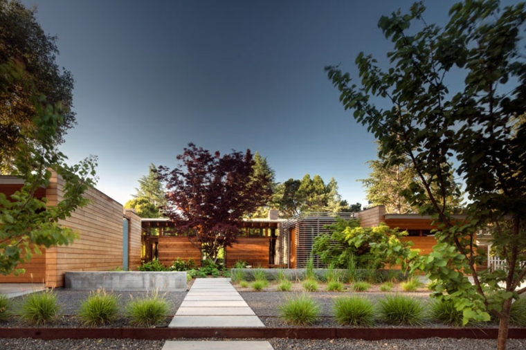 casa estilo acero-corten-jardineras-esferas-senderos