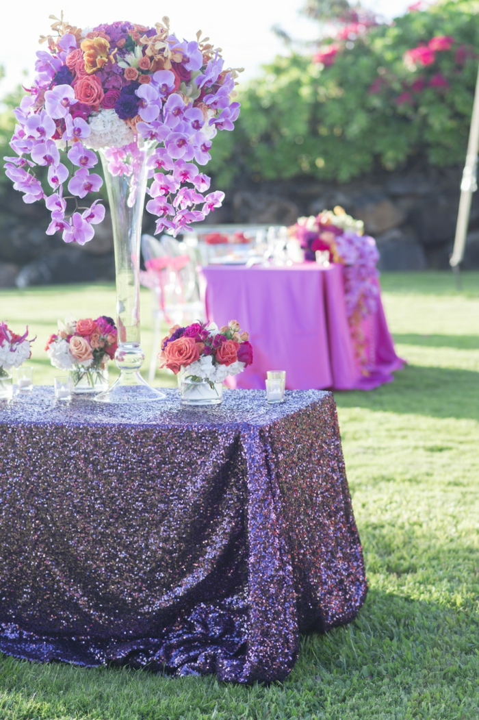centros-de-mesa-para-boda-mantel-brillante-rosas-orquideas