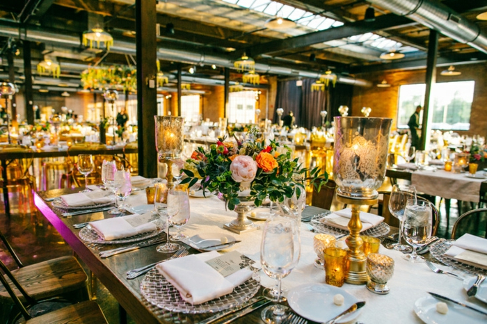 centros-de-mesa-para-boda-peonias-rosas-candelabros-vintage