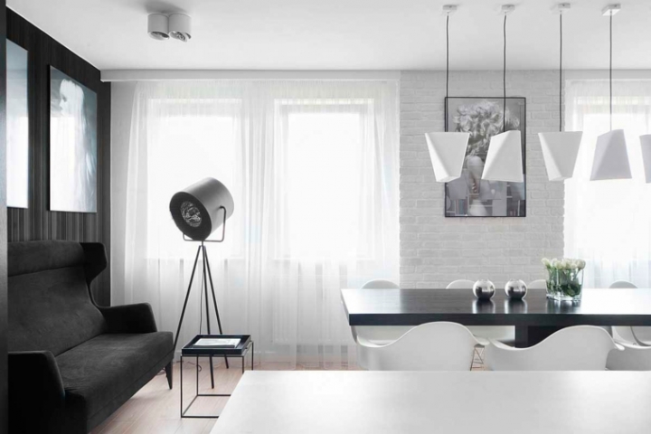 Mesas y sillas de comedor al estilo monocromático en blanco y negro