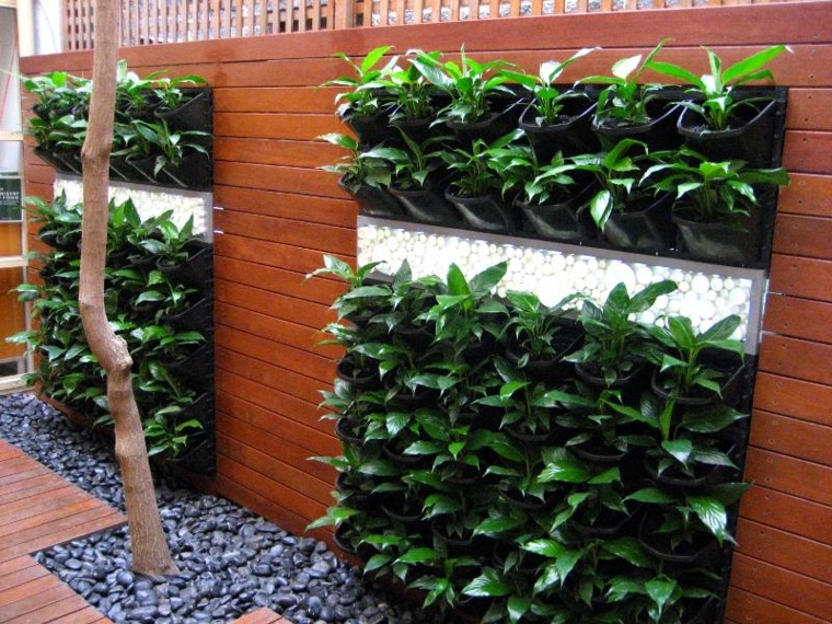 como-hacer-un-jardin-vertical-decoracion-valla-madera