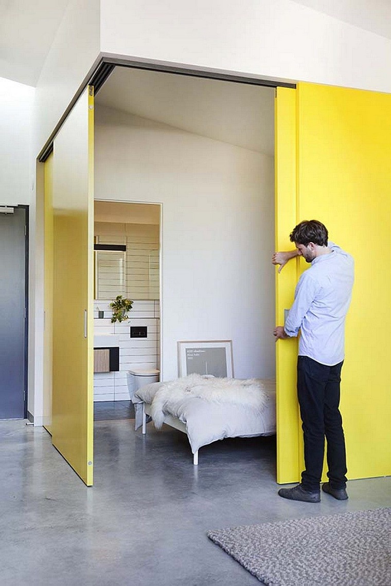 diseno interior-apartamento-modernos-puertas-amarillasMUSK-Architecture-Studio