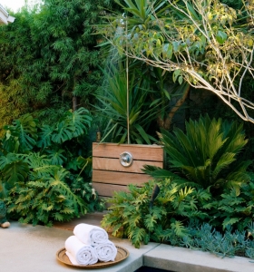 Duchas de jardín que transformarán tu patio en un verdadero spa