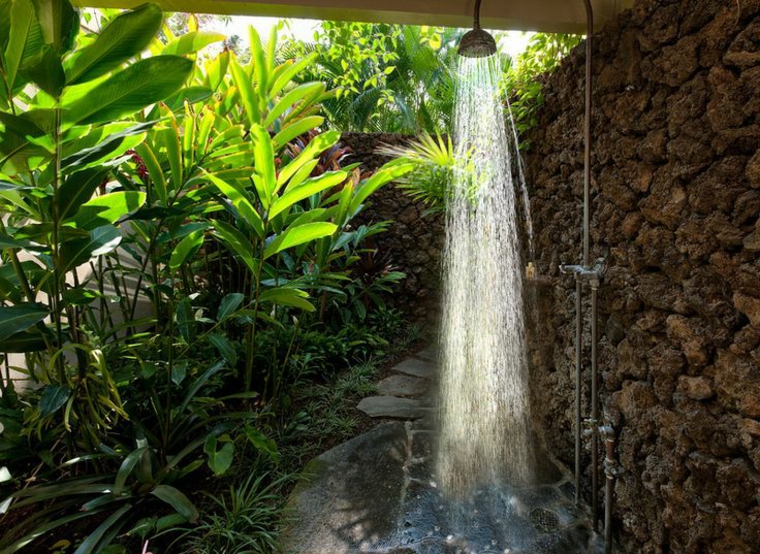Duchas de jardín que transformarán tu patio en un verdadero spa
