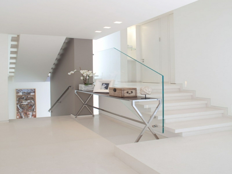 escalera-acristalada-interiores-flores-salones