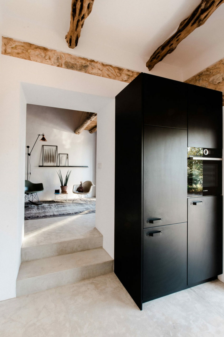 escalones-armario-negro-casa-moderna
