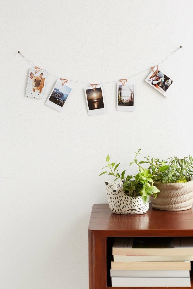 decorar con fotos fresca-colgadas-pared-blanca-fondo