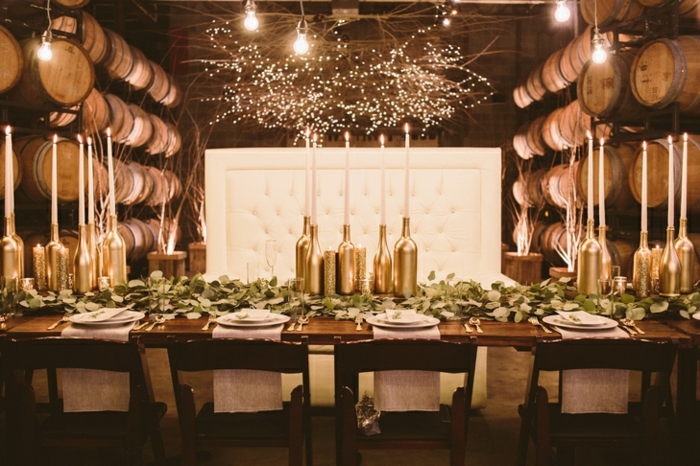 ideas-mesa-boda-botellas-oro-hojas-verdes