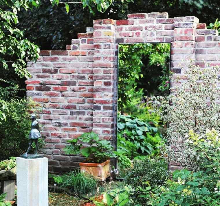 ideas para decorar jardín-espejos-pared-ladrillo