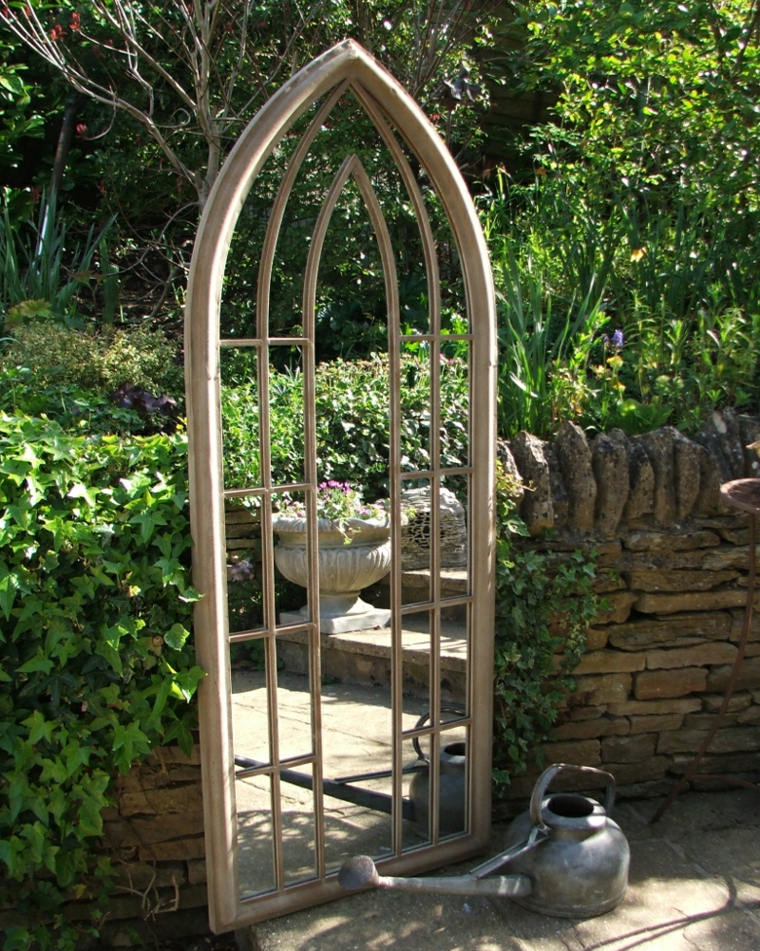 ideas-para-decorar-jardin-espejos-rodeados-plantas