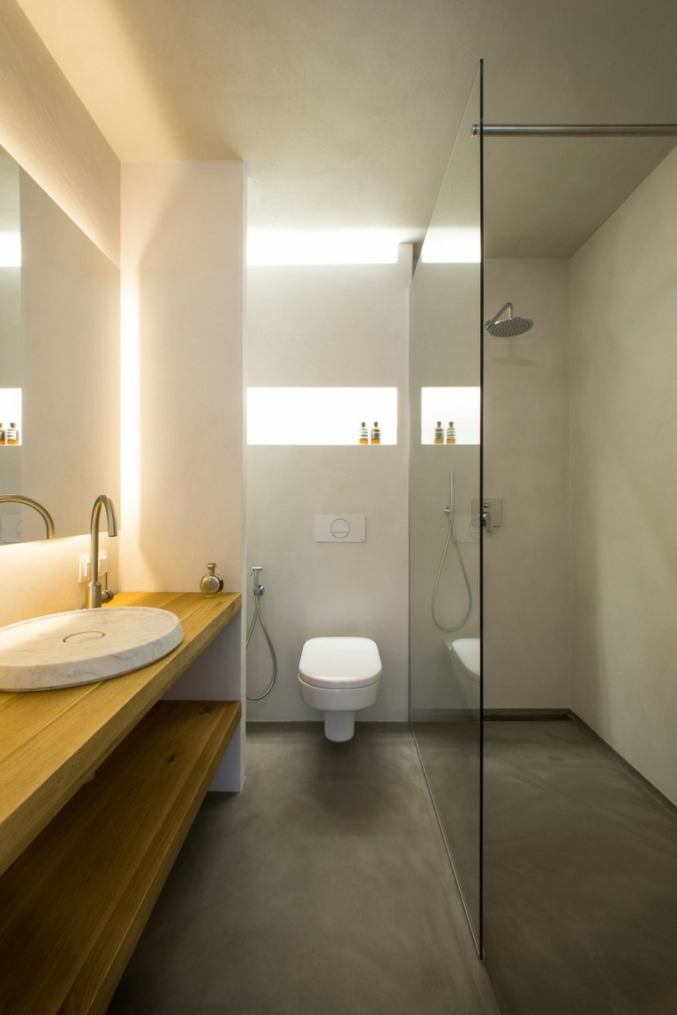 decoración de baños pequeños lavabo-madera-mampara-cristal-ducha-Elia-Nedkov
