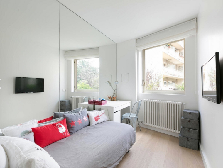 pared-espejo-habitacion-blanca-diseno-moderno