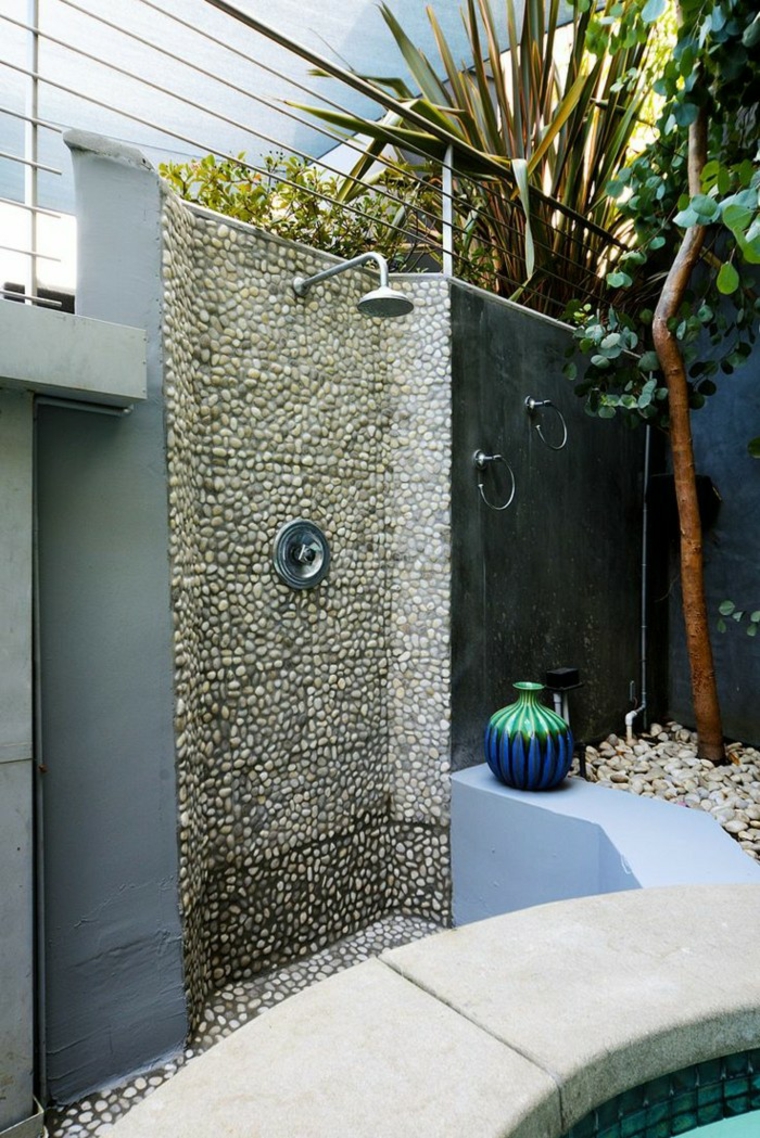 Duchas de jardín que transformarán tu patio en un verdadero spa