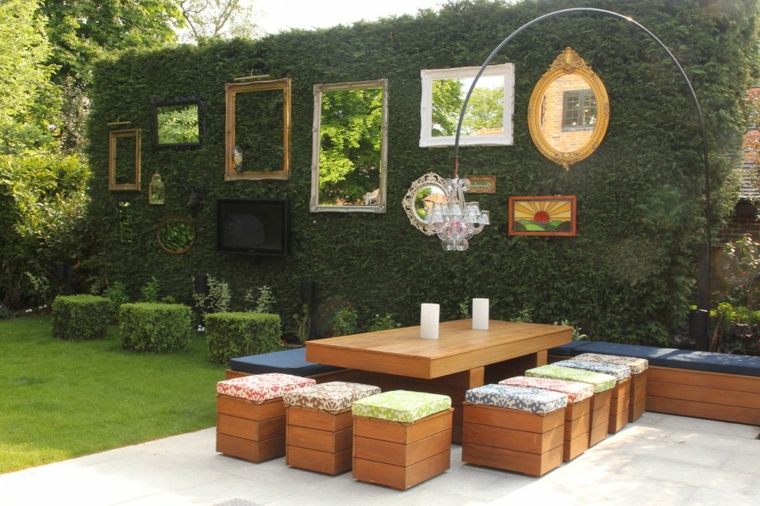 patio-diseno-shabby-chic-pared-alta-espejos-distintas-formas
