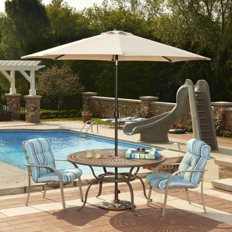 jardin-piscina-sombrilla-diseno