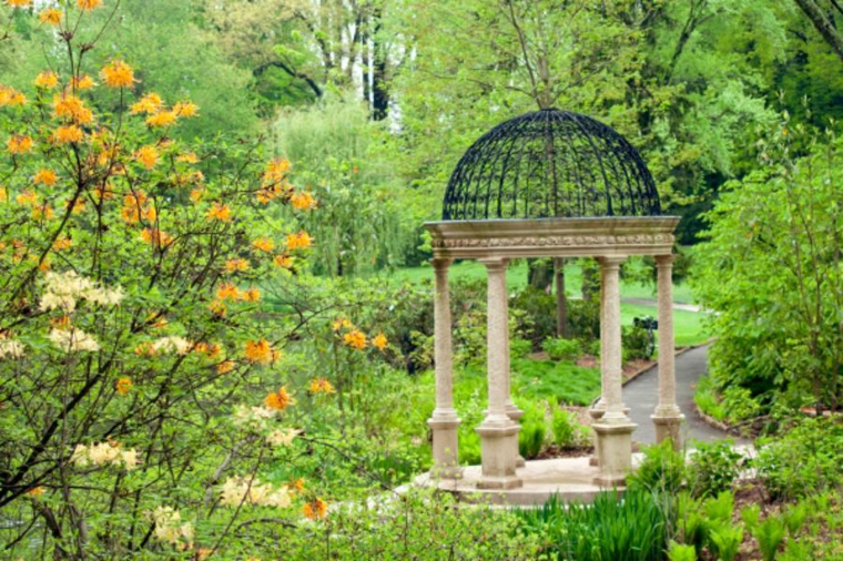 jardín con pabellón