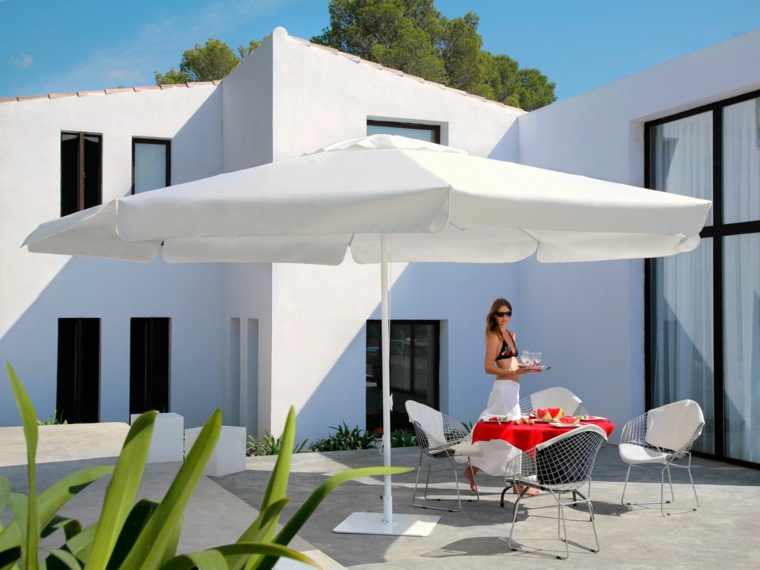 sombrillas jardin-terraza-blanca-moderna-estilo