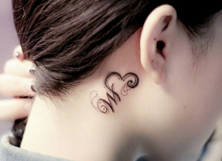 letras detras oreja tatuada
